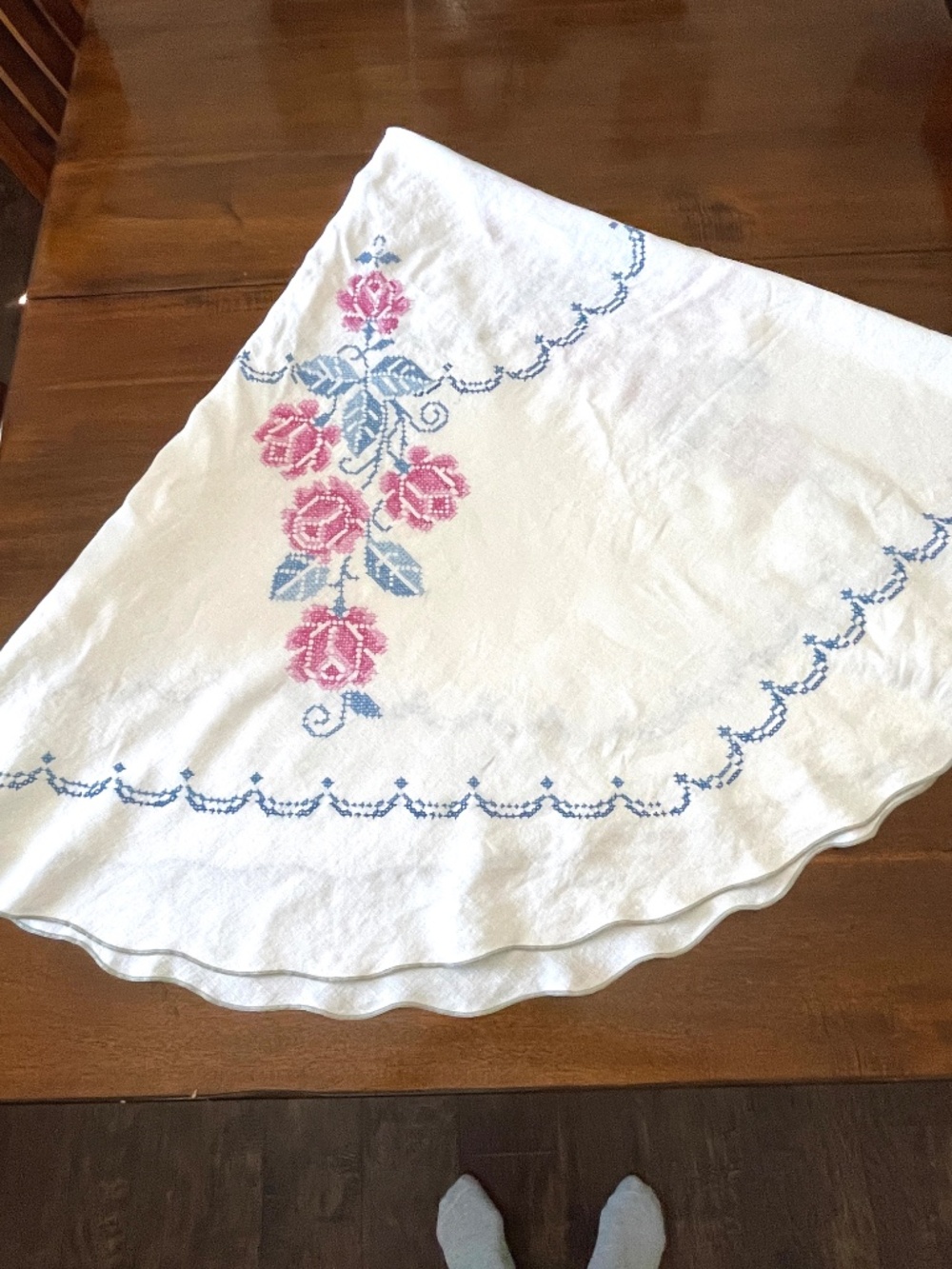 Vintage 64" Round Hand Embroidered Roses Linen Tablecloth Pink Blue - Picture 2 of 16